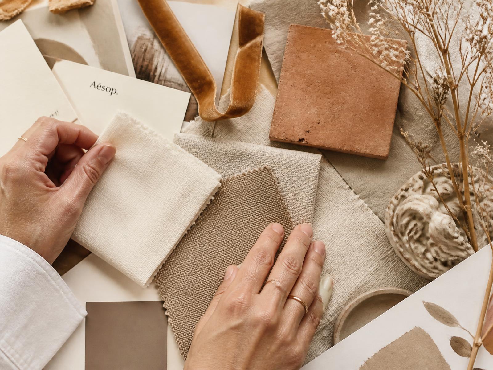 Moodboard de materiales: muestras de lino, azulejo de terracotta, cinta de terciopelo y flores secas